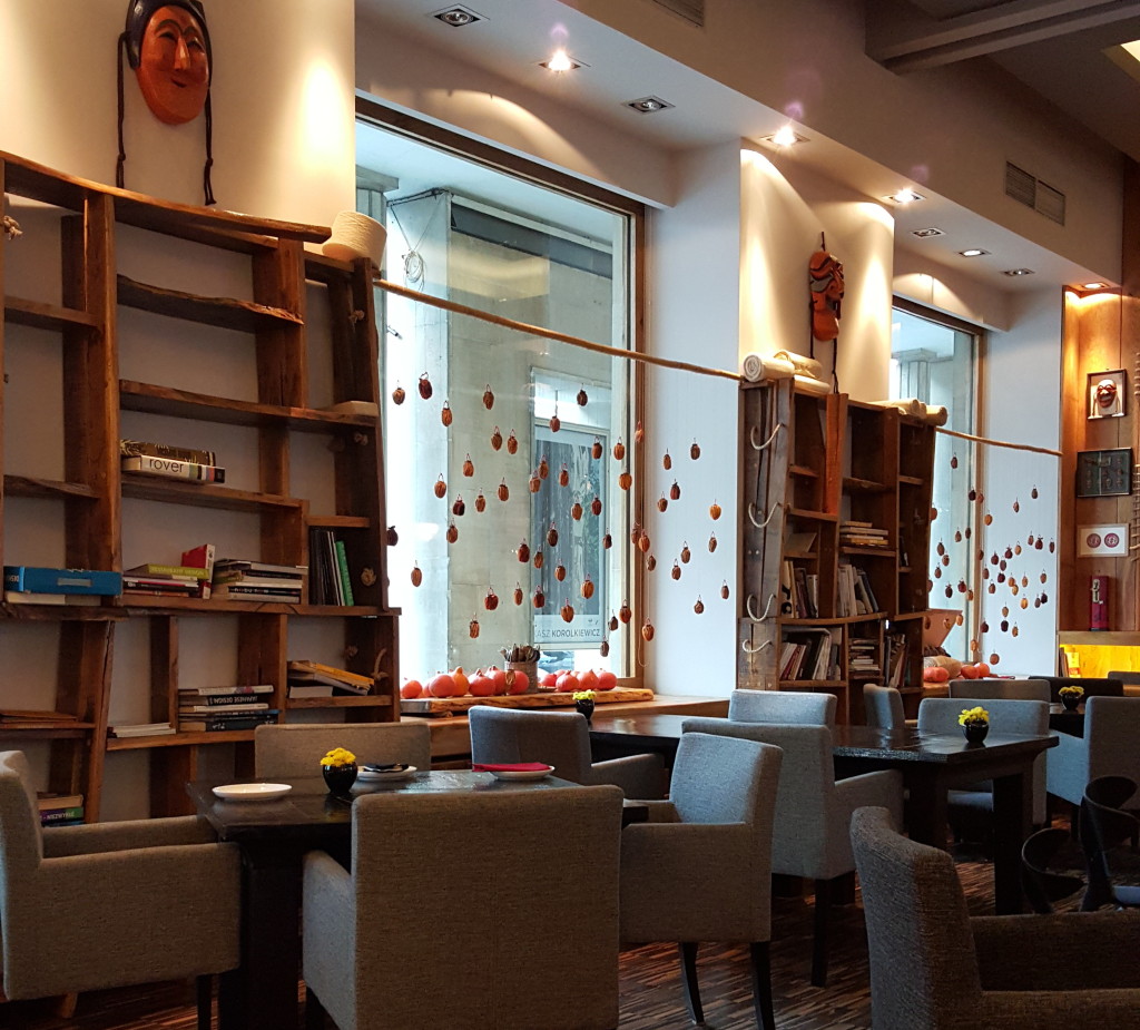 Onggi wnętrze restauracji stoliki