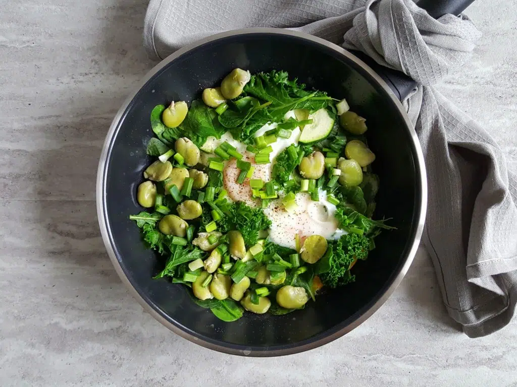 aromatyczna szakszuka z bobem