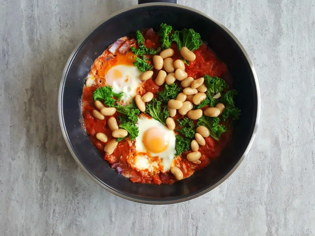 aromatyczna szakszuka jarmuż fasola