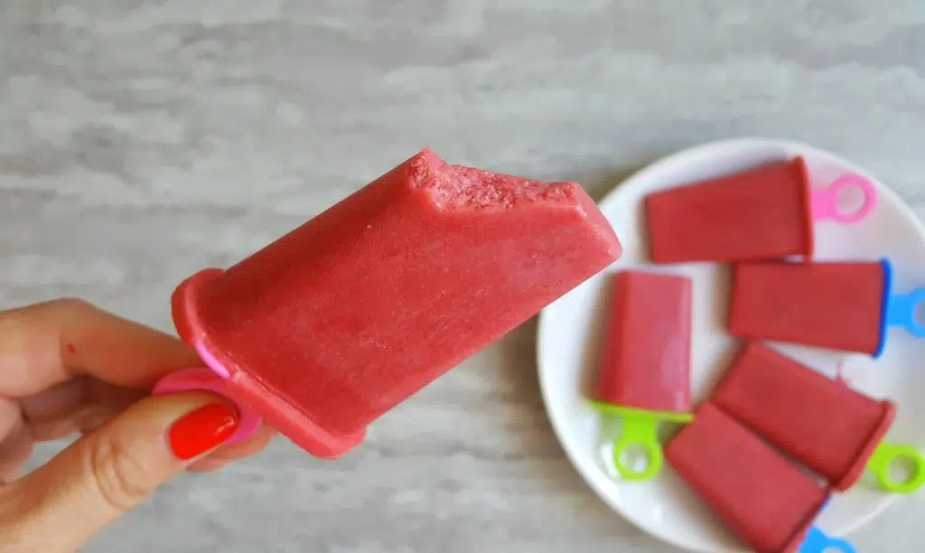 lody na patyku truskawkowe