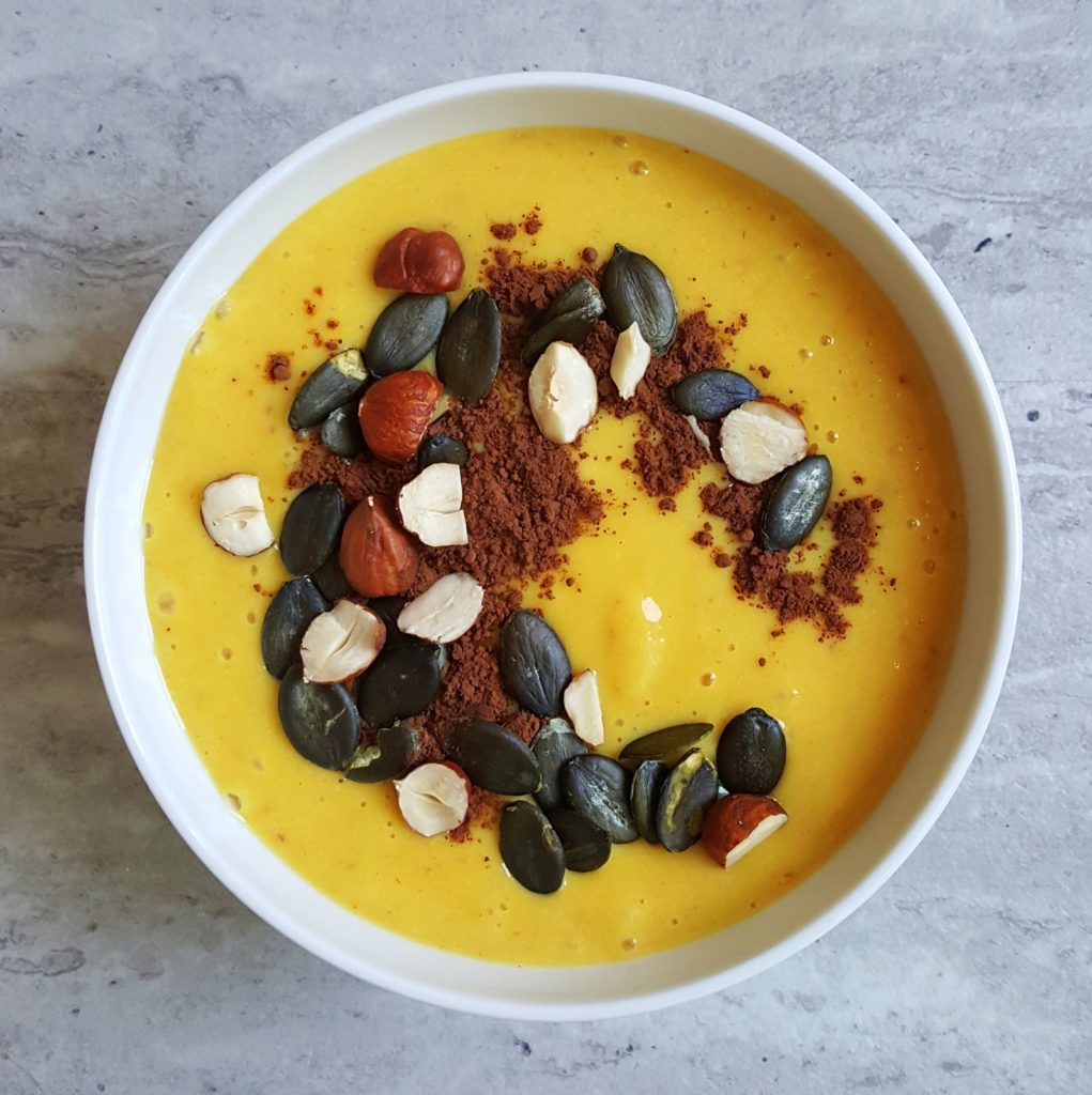 smoothie bowl żółta
