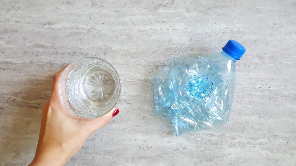 mniej plastiku woda