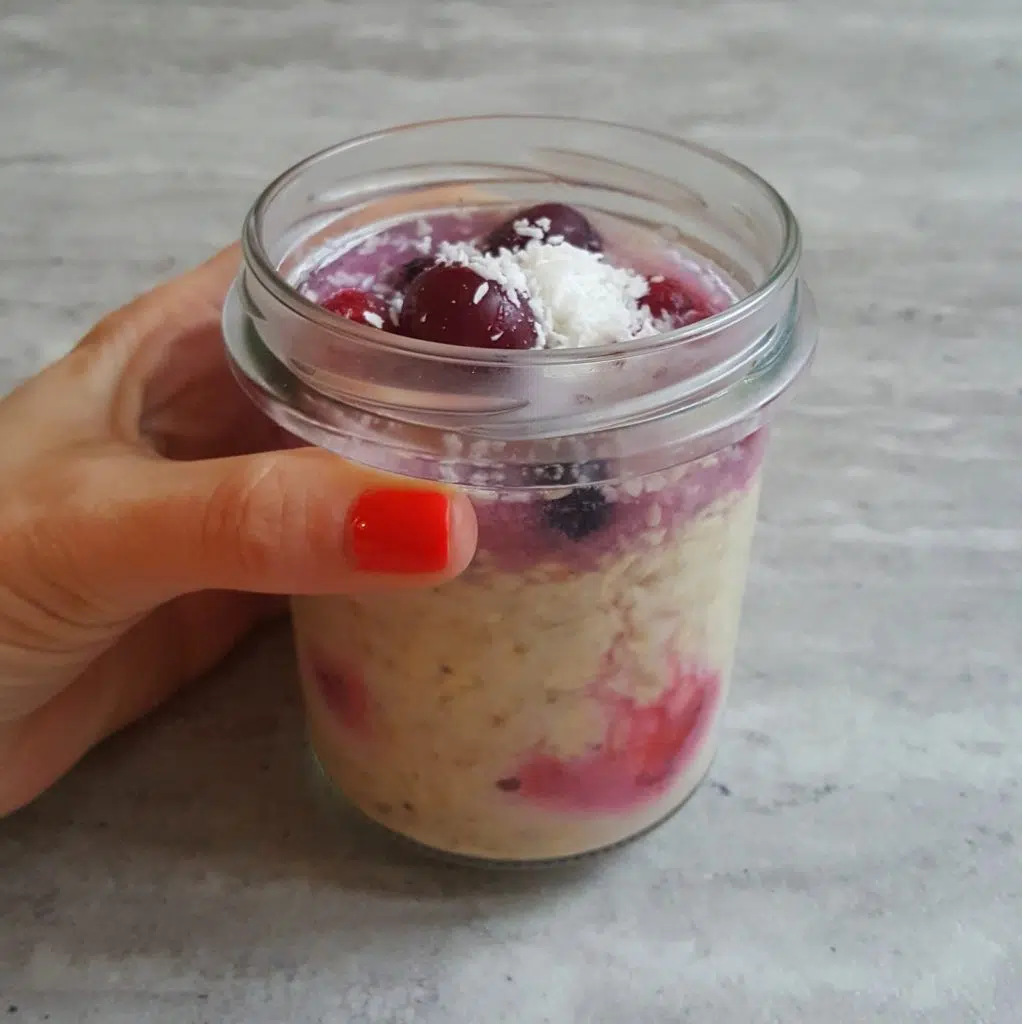 nocna owsianka truskawki