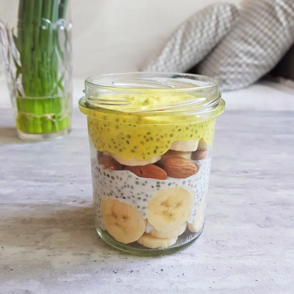 chia pudding z kurkumą i bananem