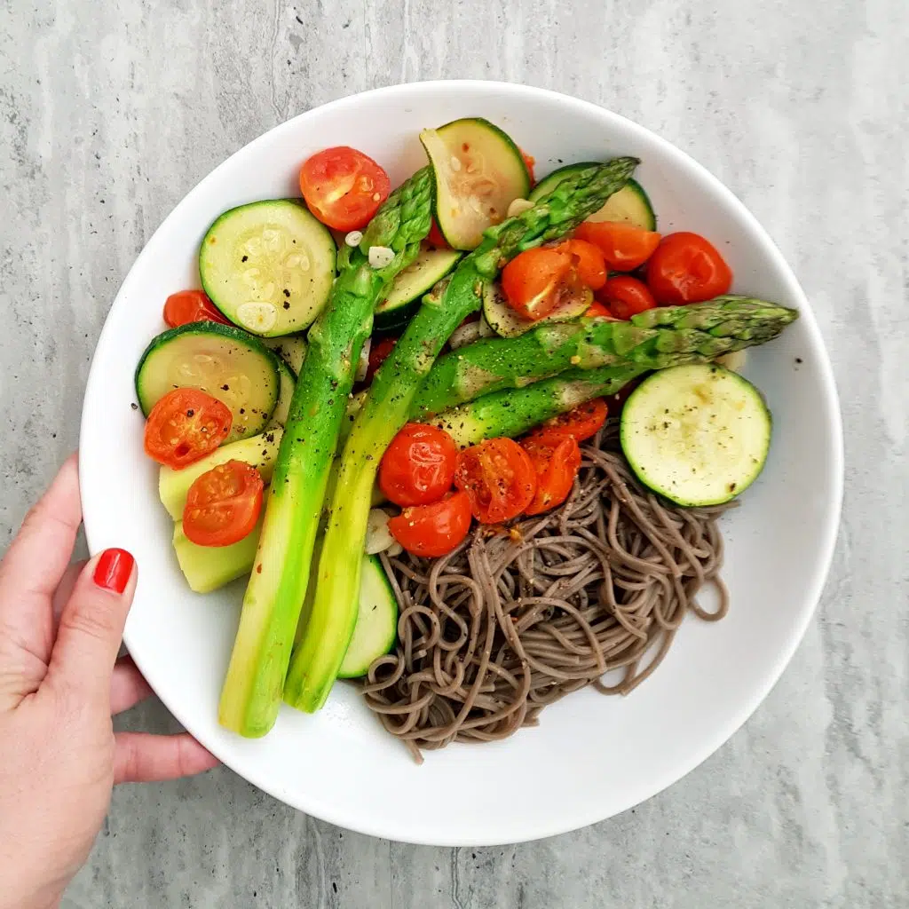 szparagi z pomidorami