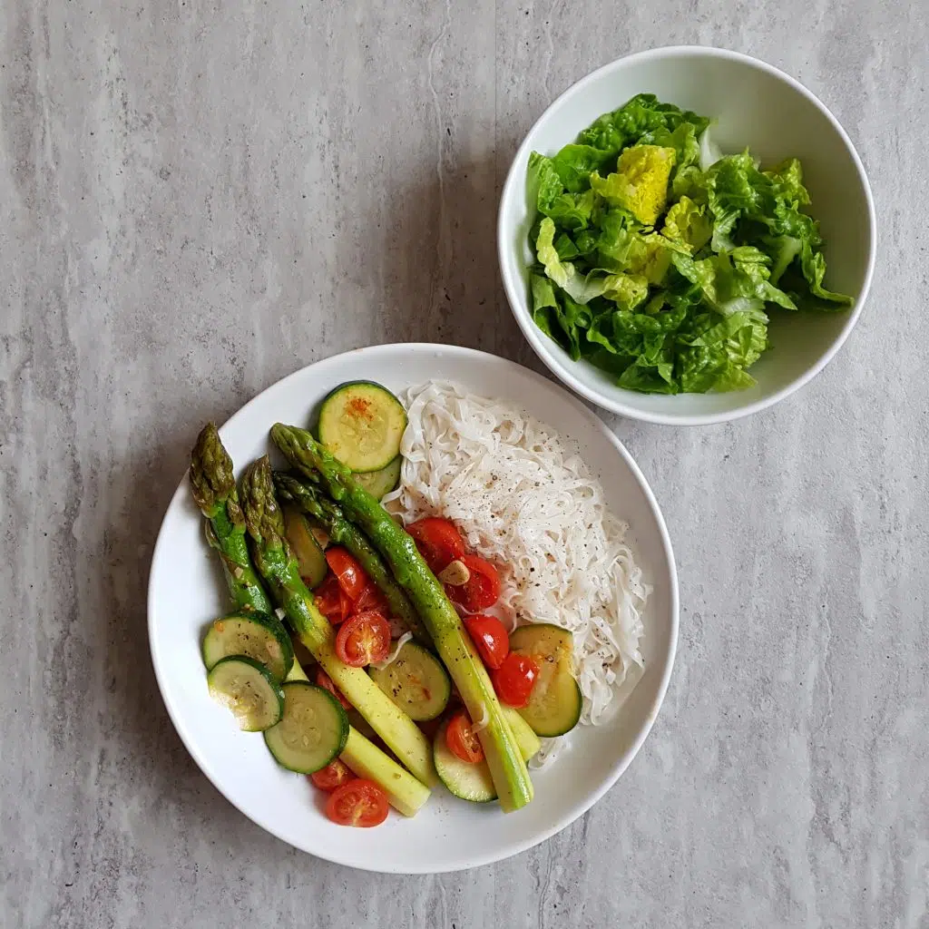 szparagi z pomidorami