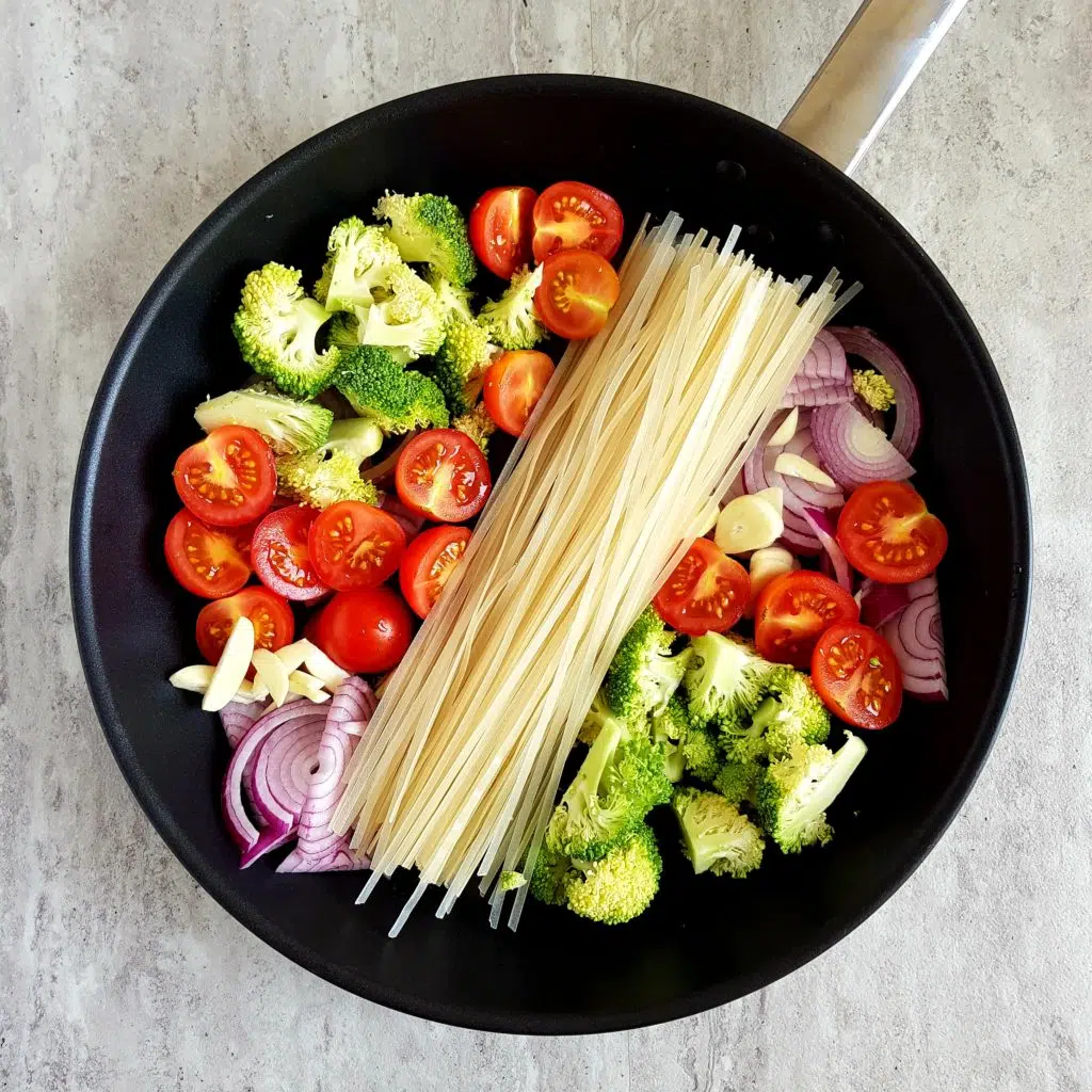 Makaron ryżowy z warzywami z jednego garnka