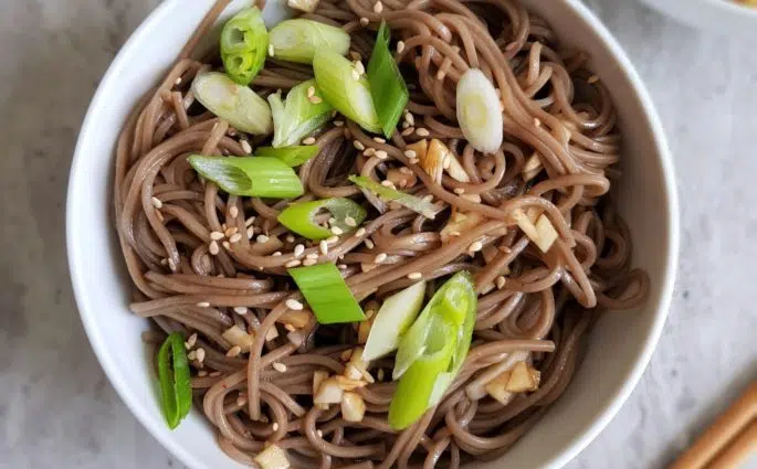 Makaron z sosem sezamowym