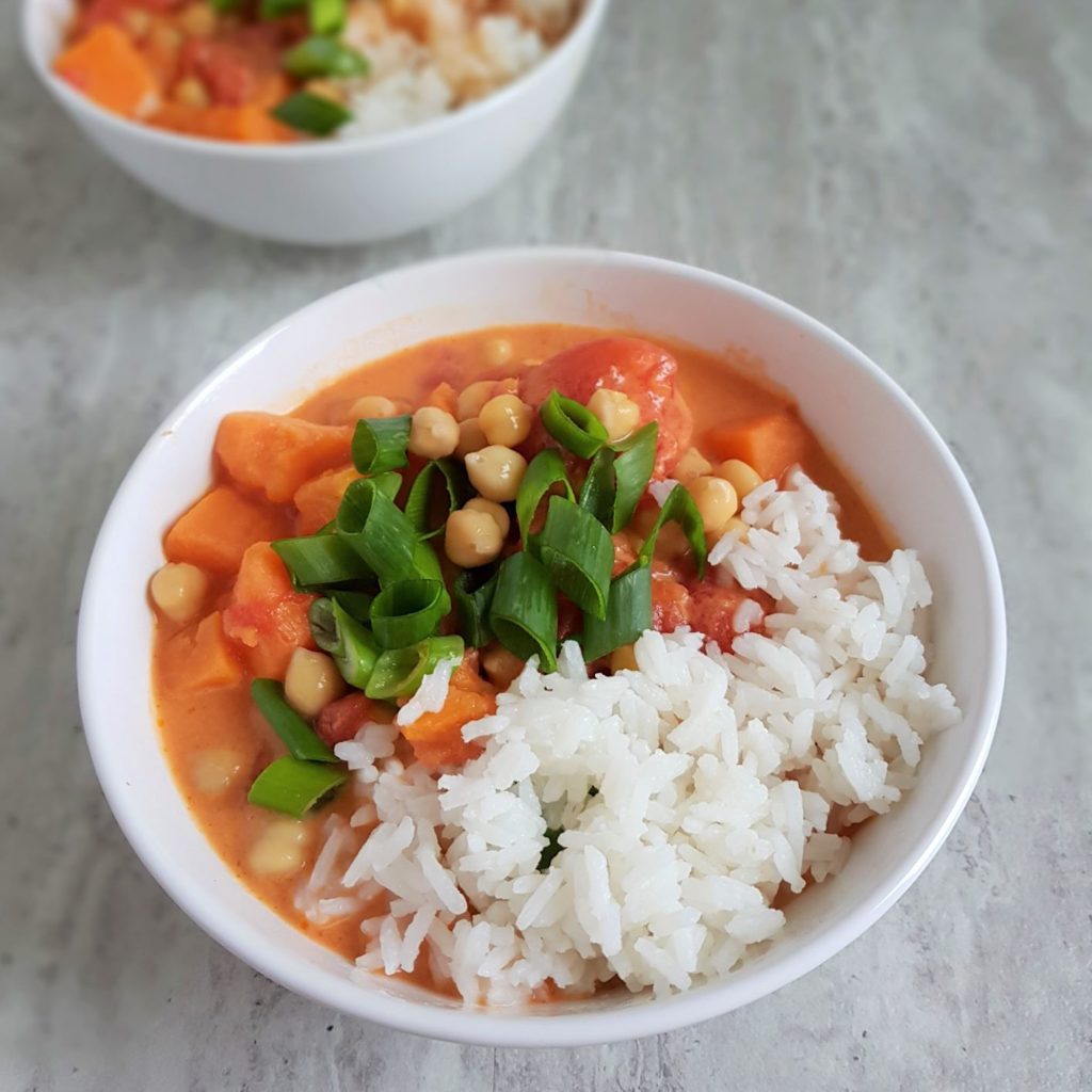 Curry z batatami i ciecierzycą