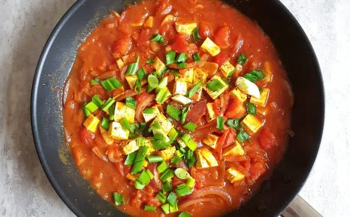 Roślinna szakszuka z tofu