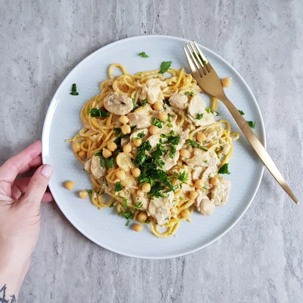 makaron z pieczarkami i hummusem