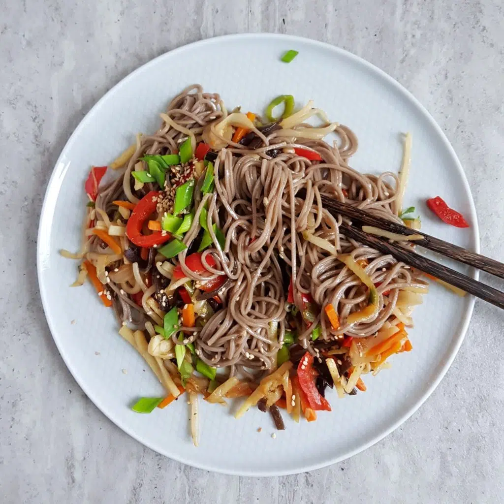 sałatka z makaronem soba