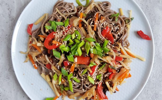 sałatka z makaronem soba