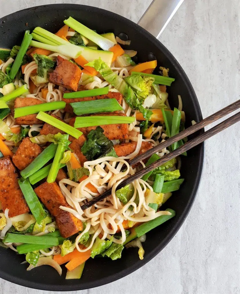 makaron chow mein z tofu