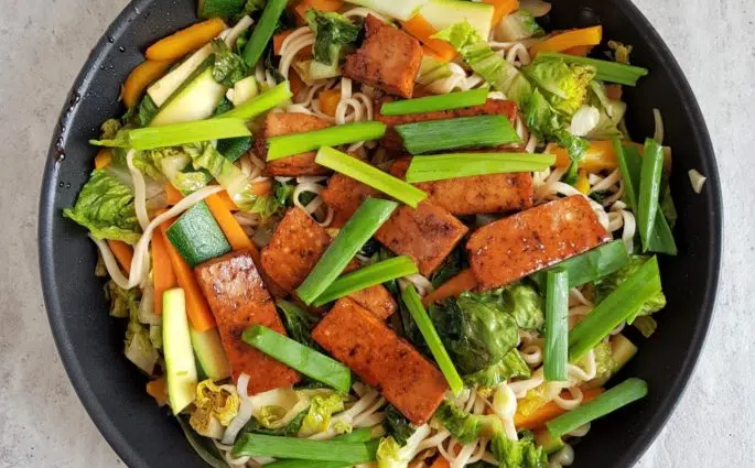 makaron chow mein z tofu