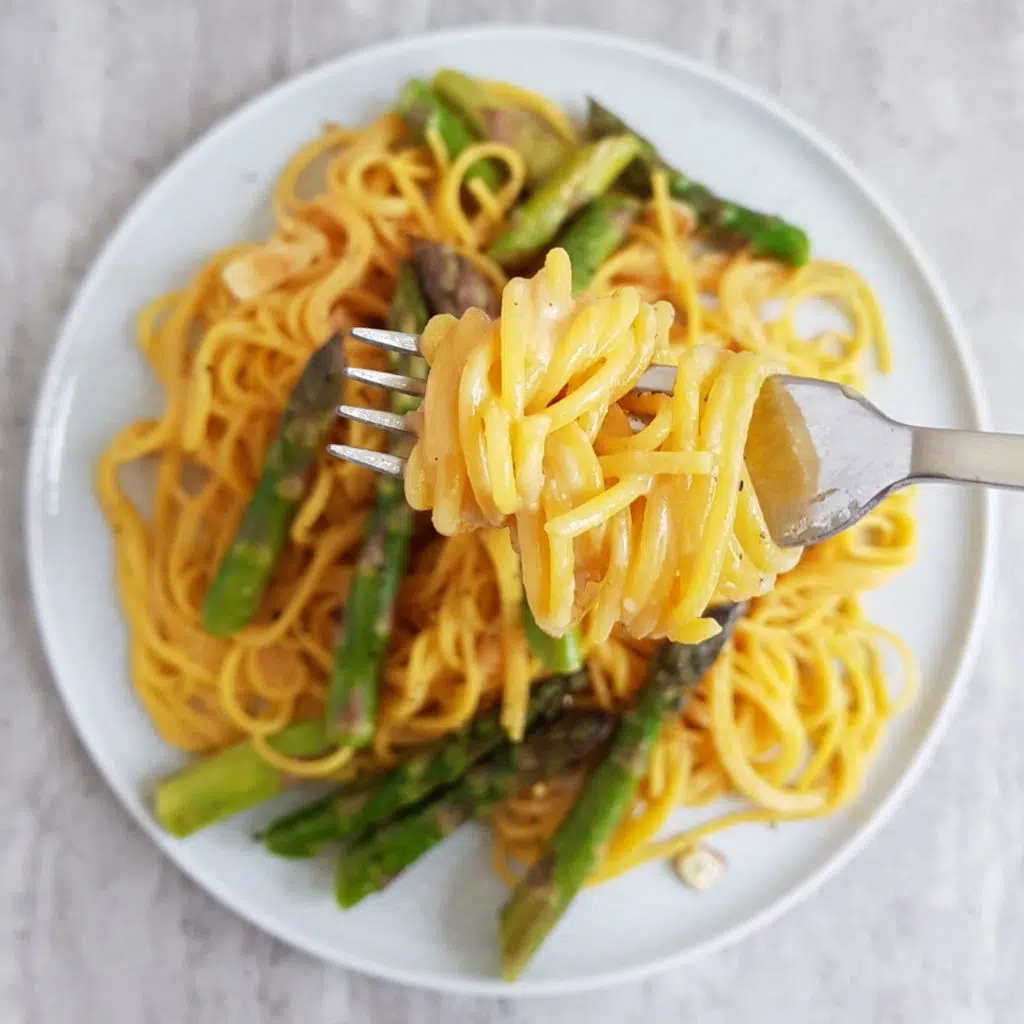 makaron z sosem cytrynowo-orzechowym