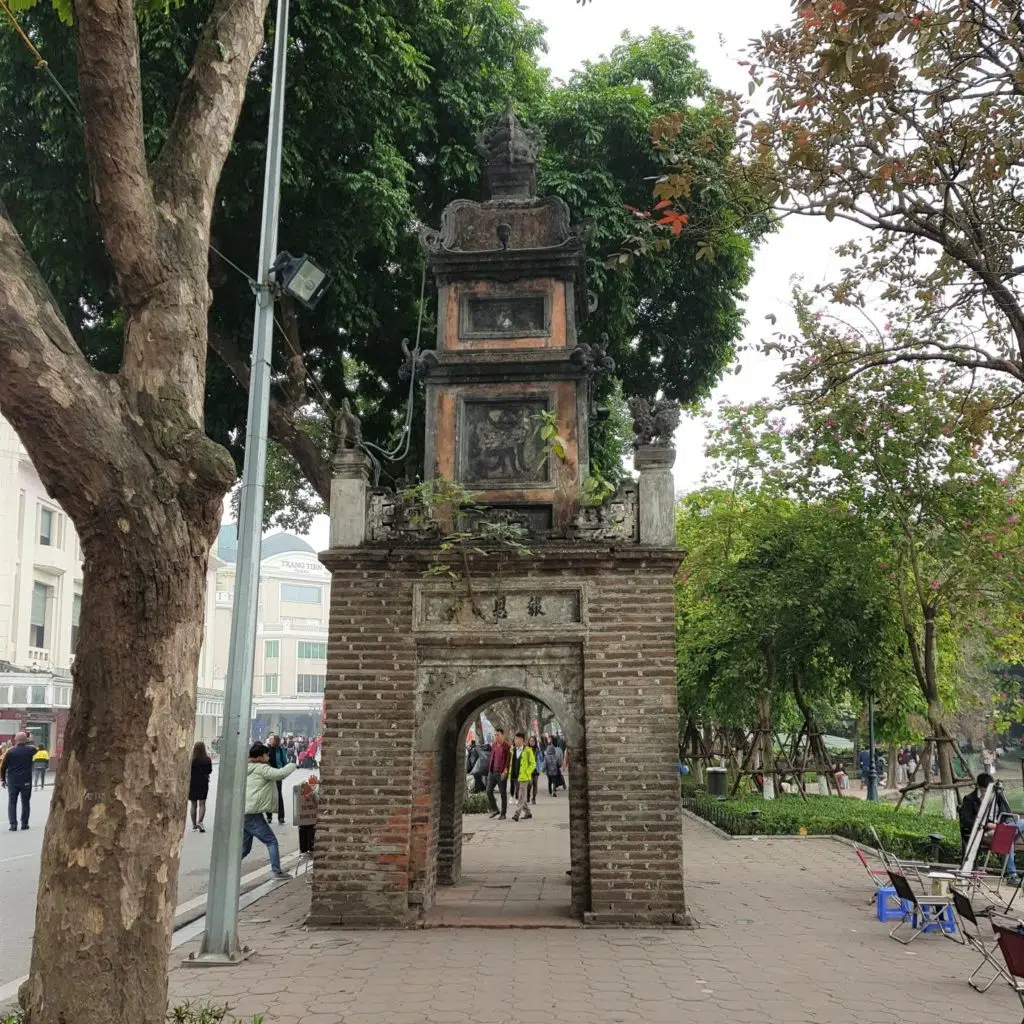 Promenada wokół jeziora Hoan Kiem - przewodnik po Wietnamie