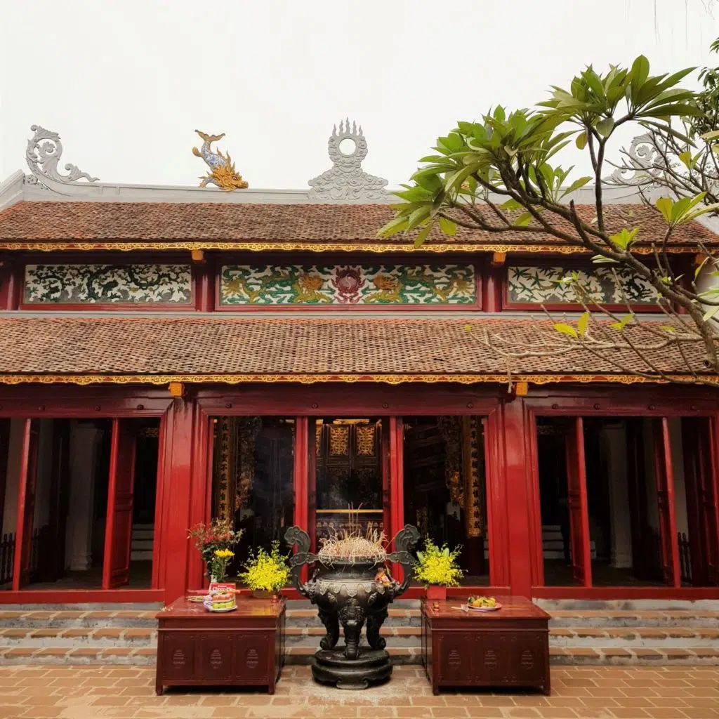 Świątynia na Jadeitowej Wyspie -uroczy budynek. Przewodnik po Hanoi