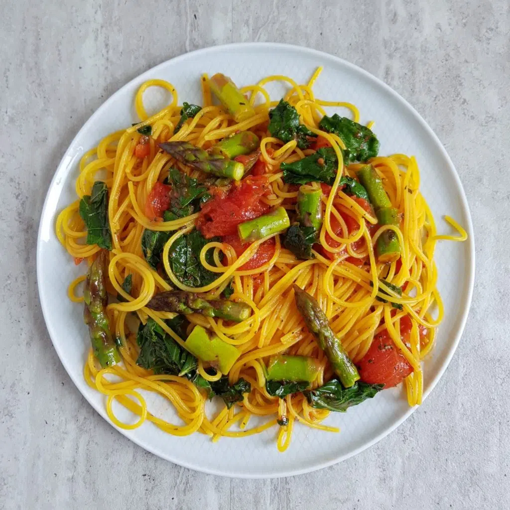 szparagi z makaronem w sosie pomidorowym z jarmużem