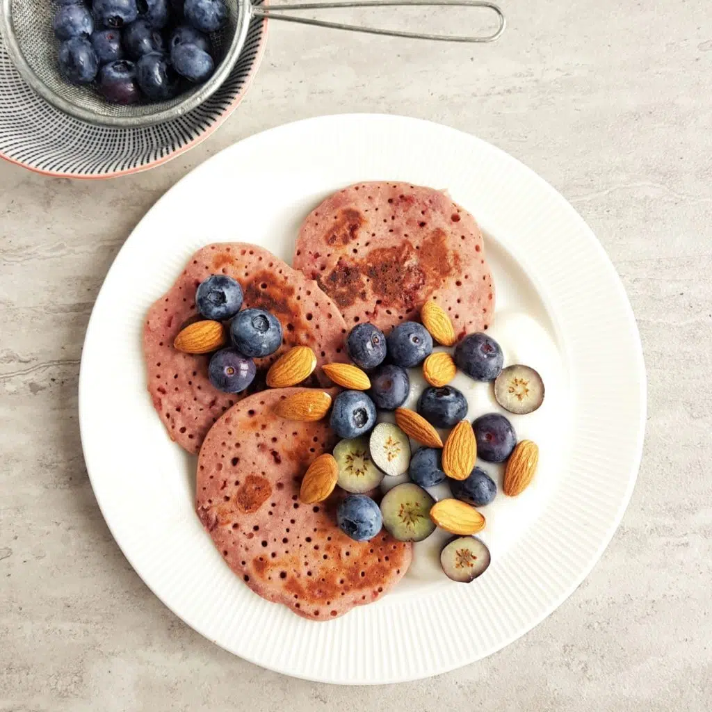 placki jaglane z dżemem wiśniowym