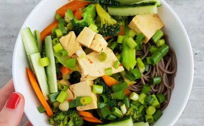 Azjatycki makaron z warzywami