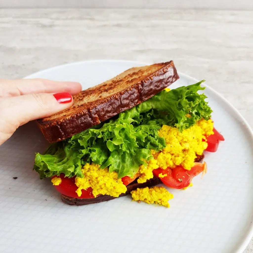 tost z tofucznicą kanapka