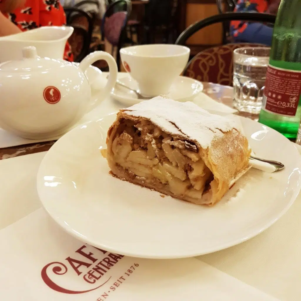 Strudel w Cafe Central w Wiedniu