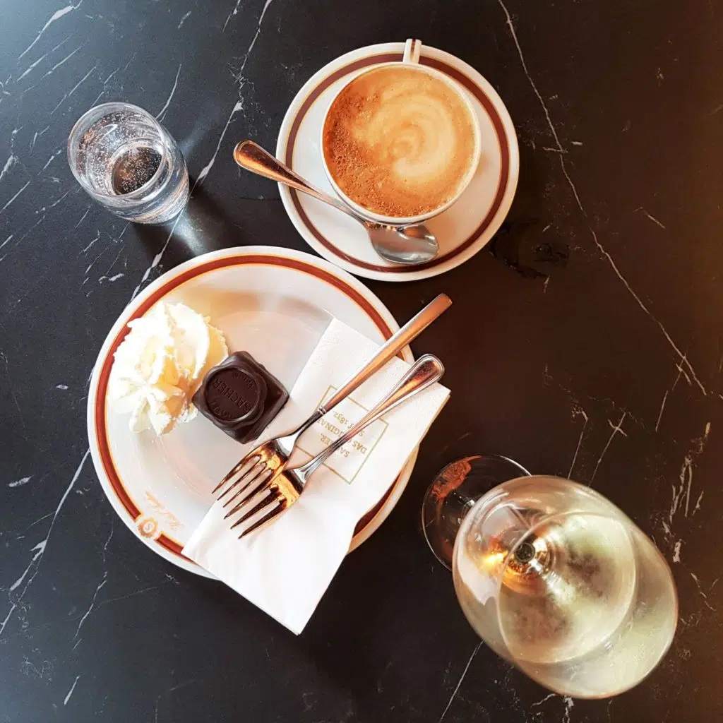 Sacher ciastko i kawa