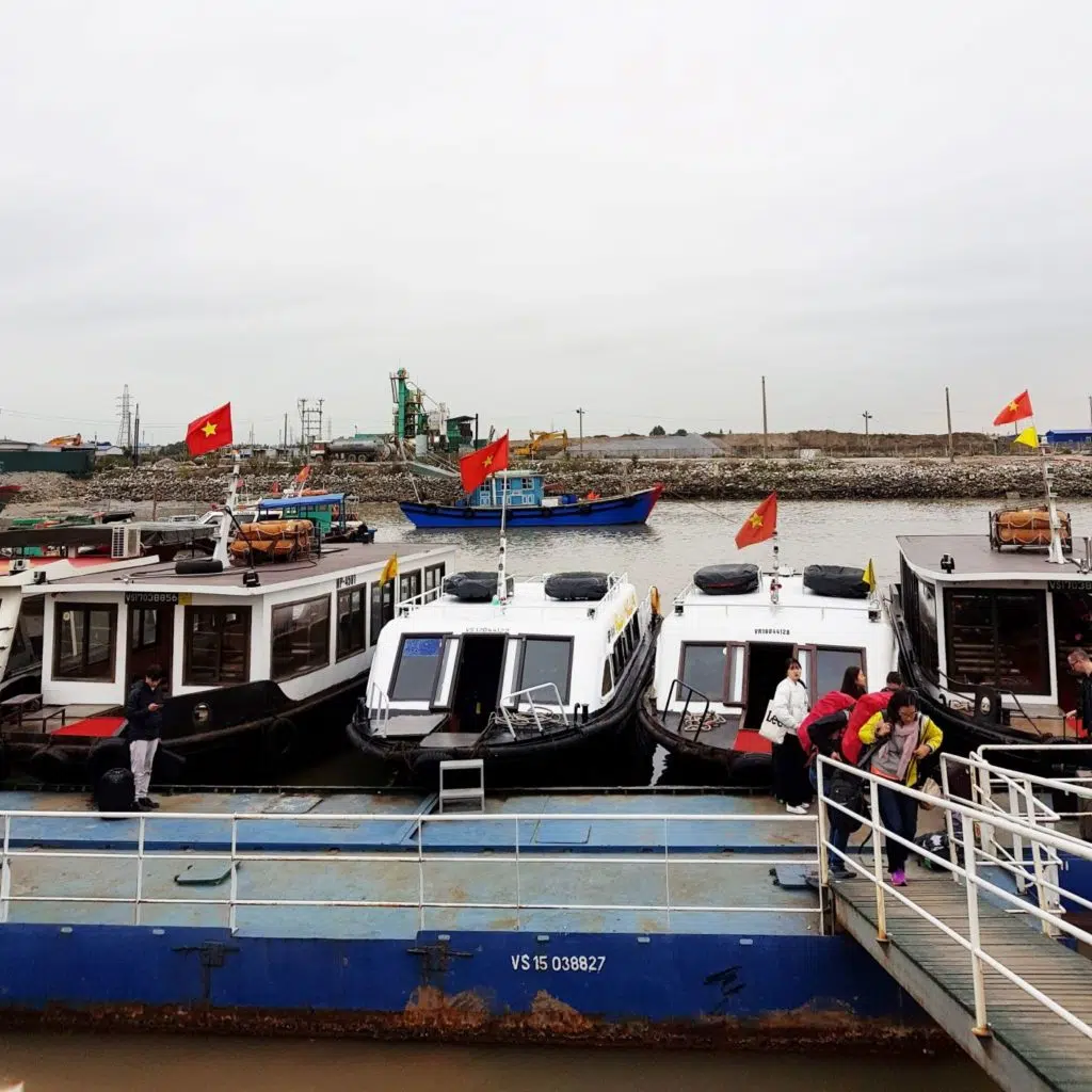 port w Ha Long Bay