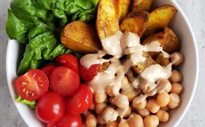 lunch bowl z pieczonymi ziemniakami