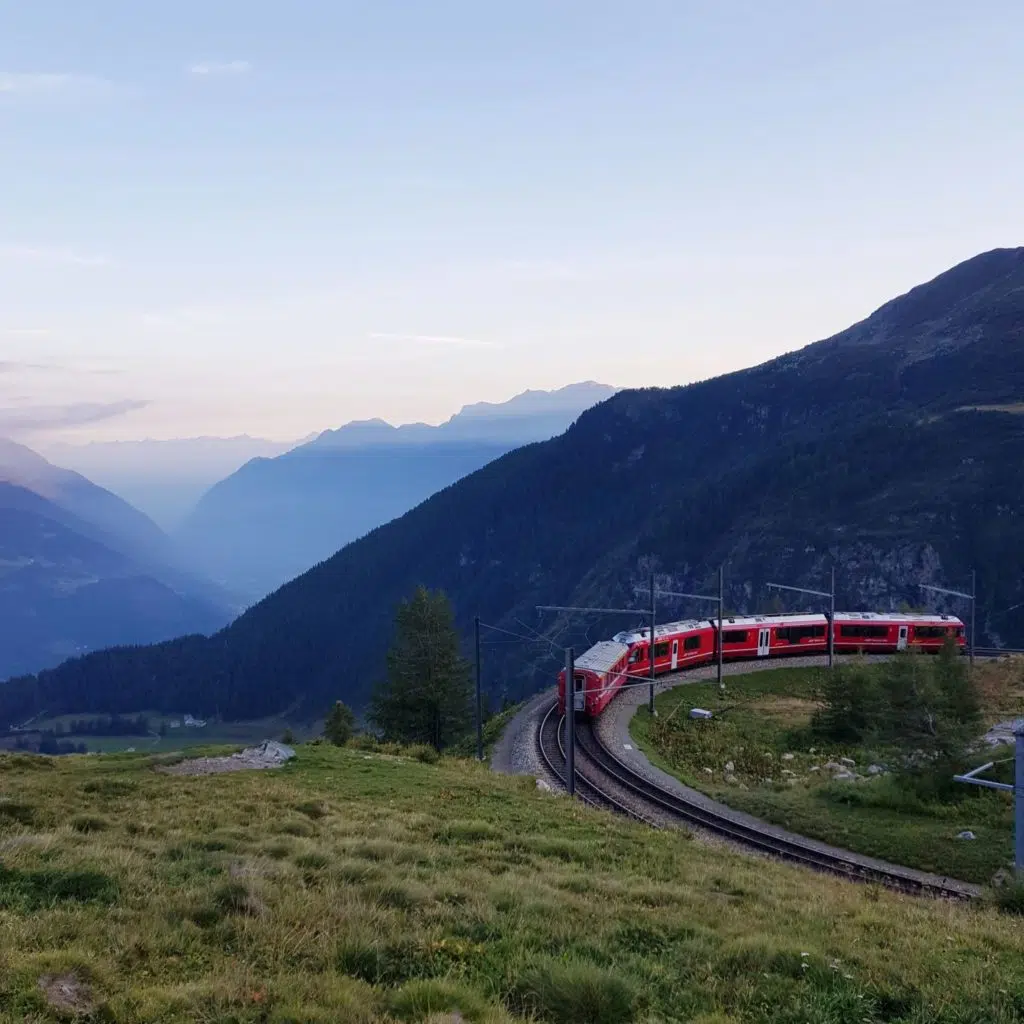 pociągiem do Alp Grum