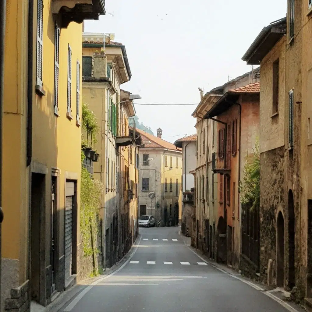 włoskie miasteczko nad jeziorem Como