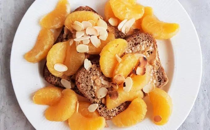 tosty z duszonymi mandarynkami