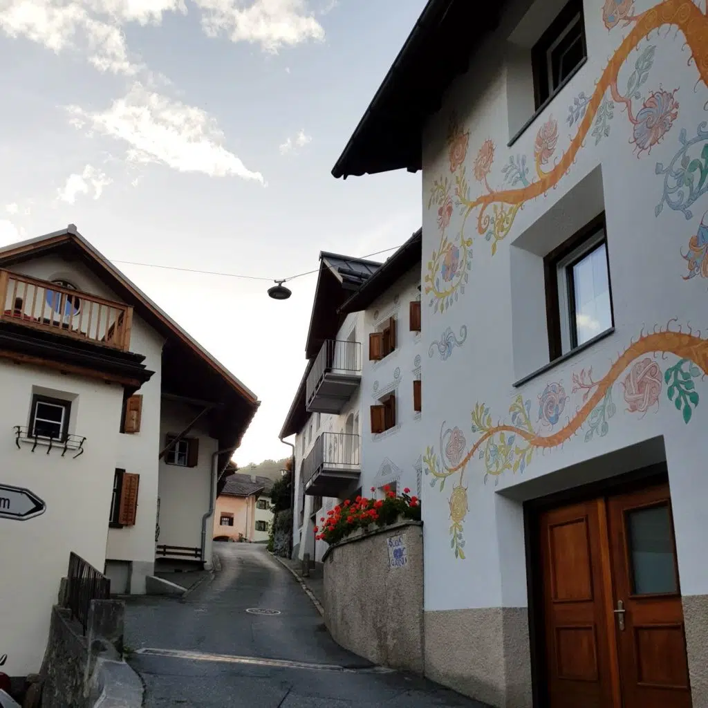 Scuol kolorowe domki