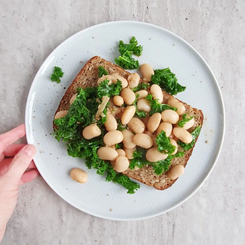 tosty z fasolką i jarmużem
