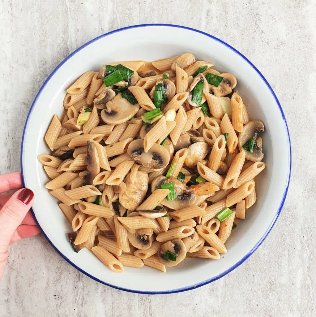 Makaron z pieczarkowym sosem z pastą curry