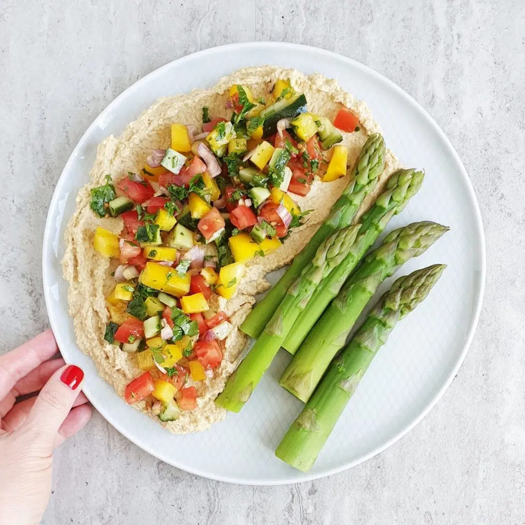 Szparagi z hummusem i sałatką