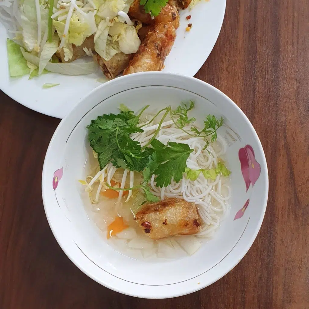 sałatka bun nem w Toan Pho