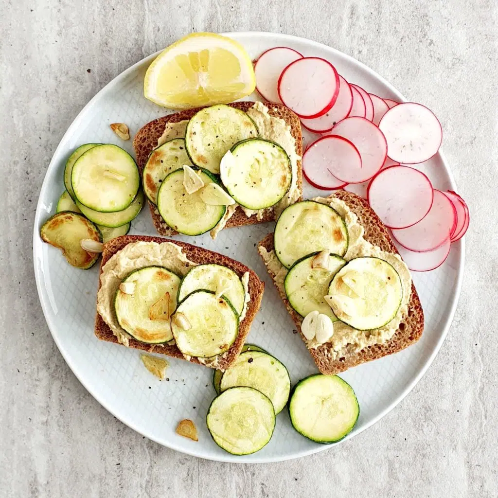 tosty z cukinią i hummusem