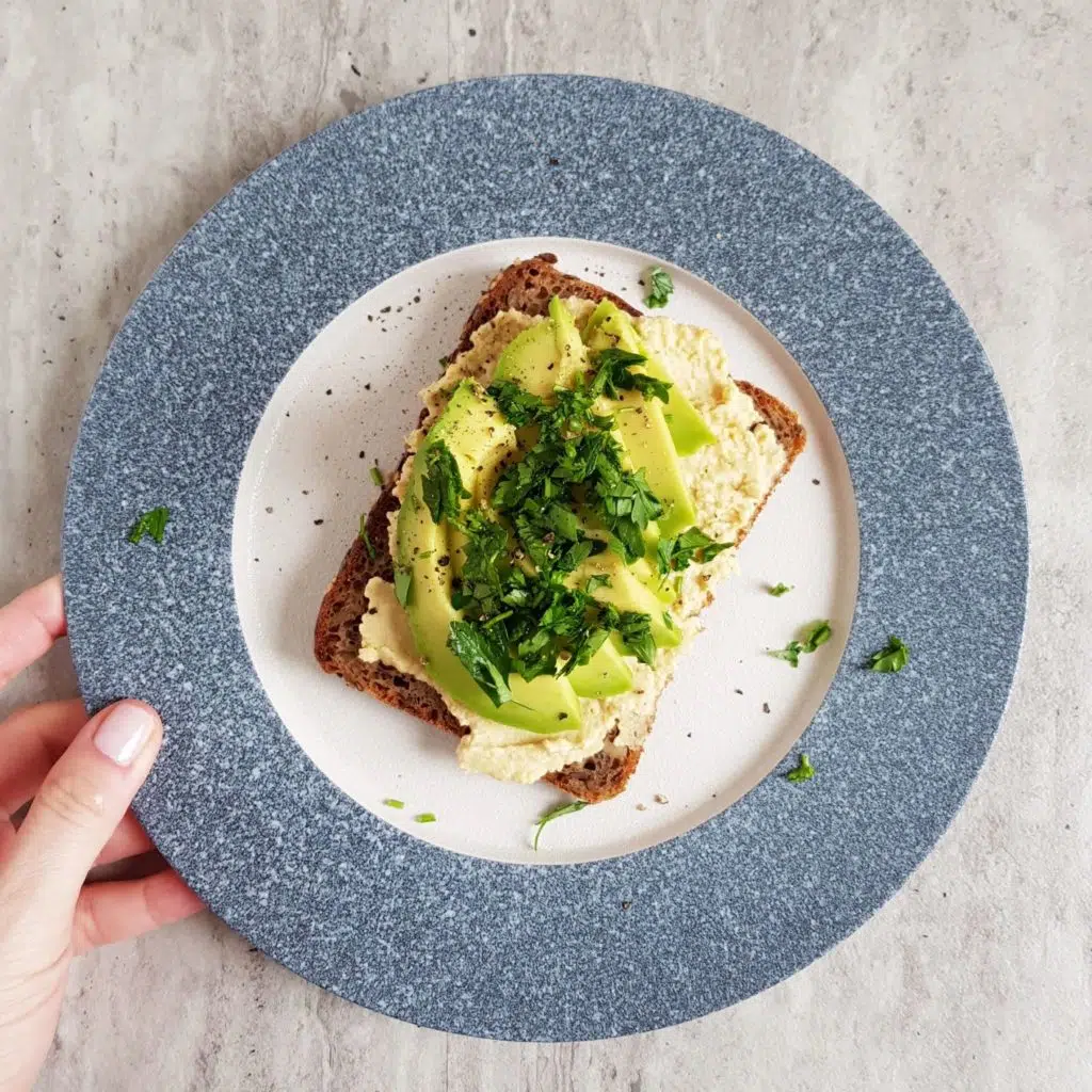 tost z hummusem i awokado