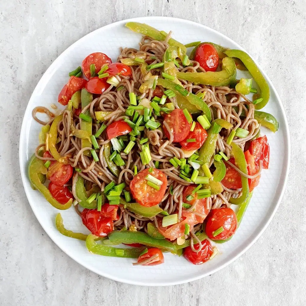 Makaron z warzywami i pastą miso