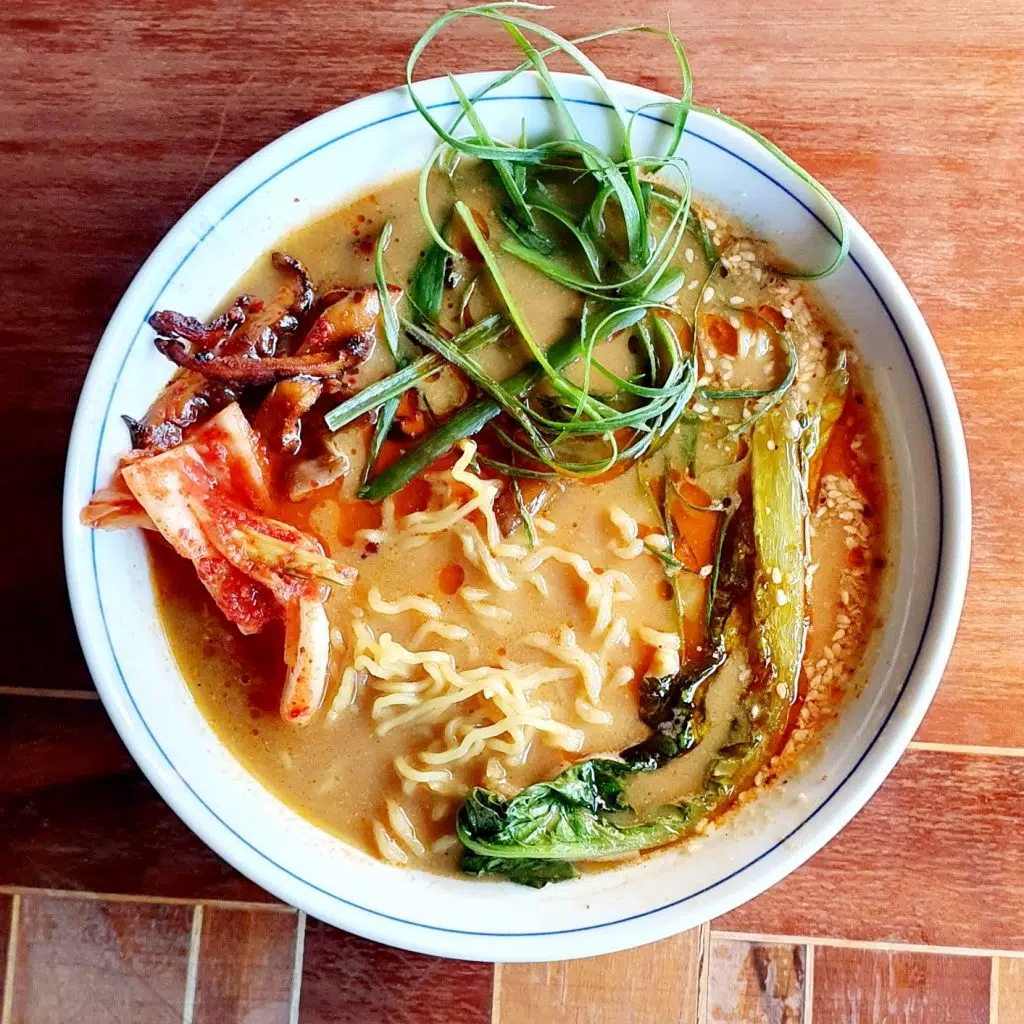 wegański koreański ramen w K-Bar