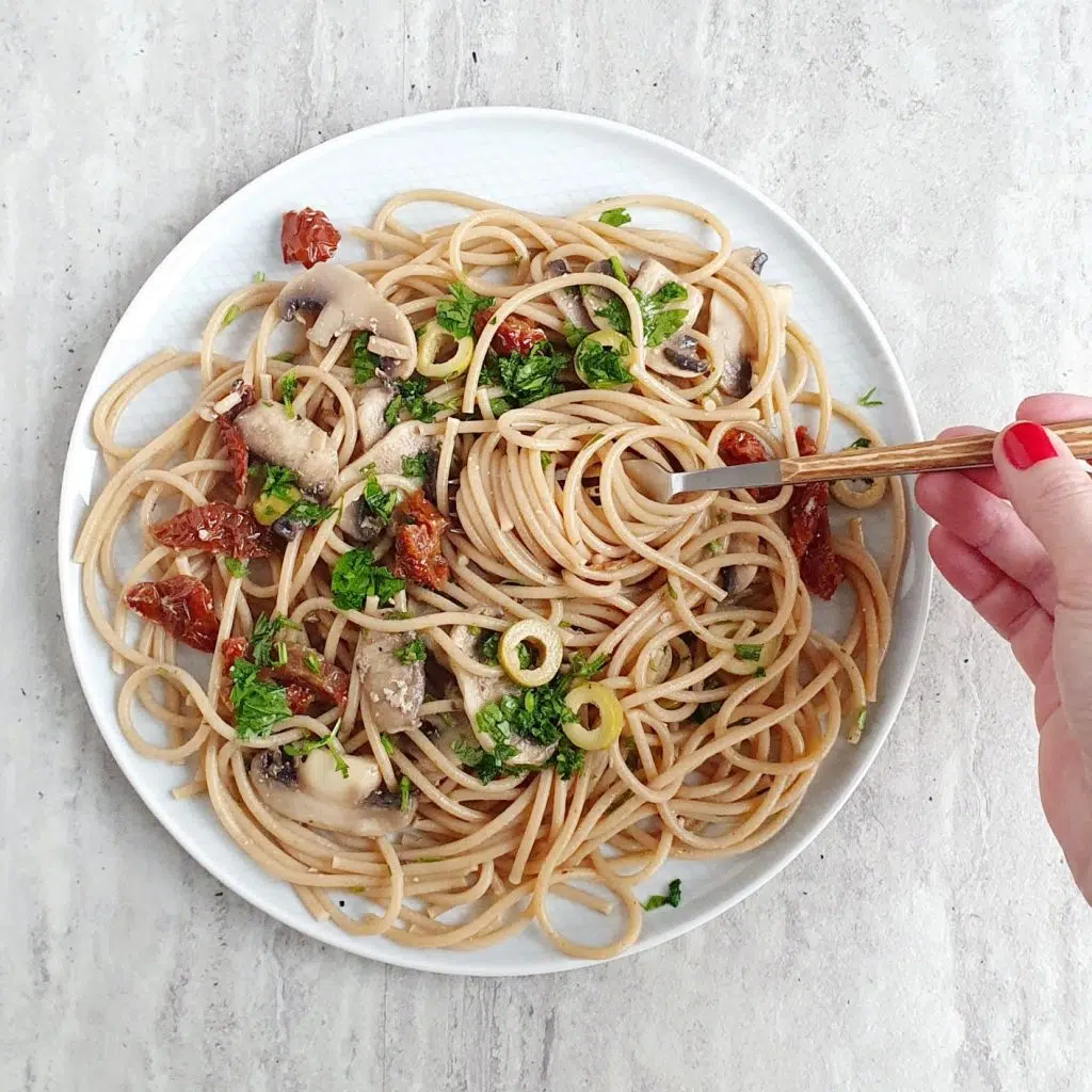 Makaron z pieczarkami i pomidorami