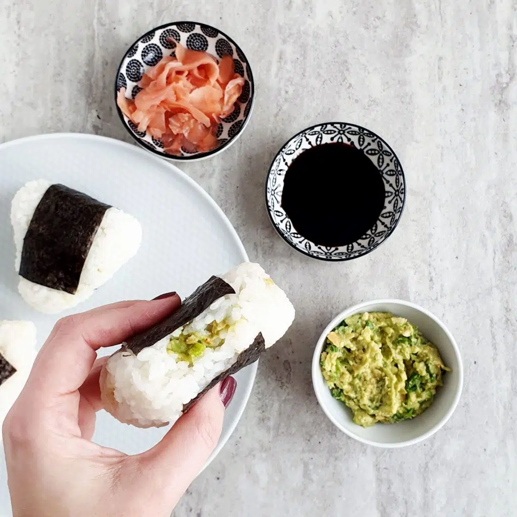 onigiri z orzeszkami i awokado