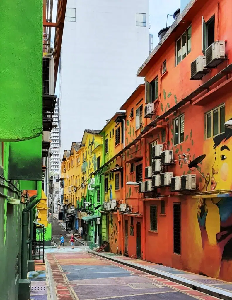 Kolorowe uliczki w pobliżu Alor