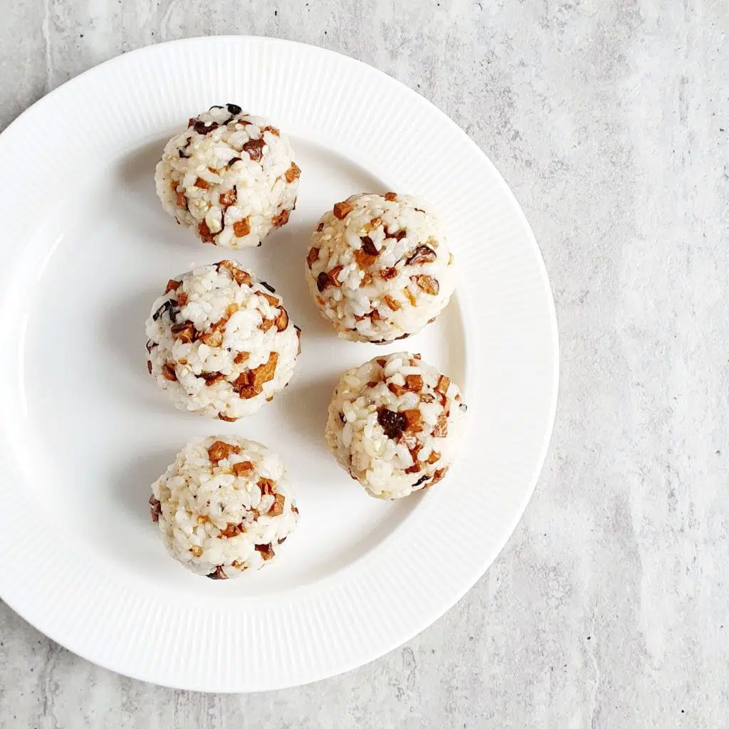 Onigiri z grzybami i tofu