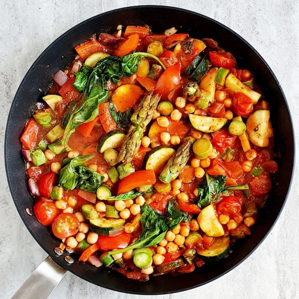 Szparagi duszone z warzywami