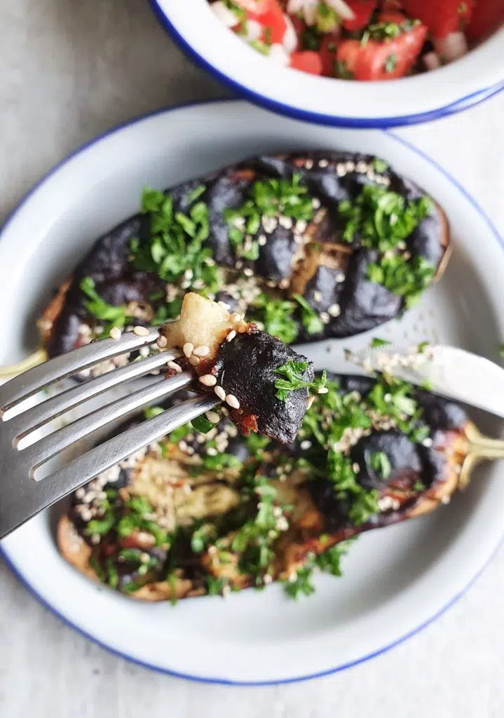 Pieczony bakłażan z pastą miso