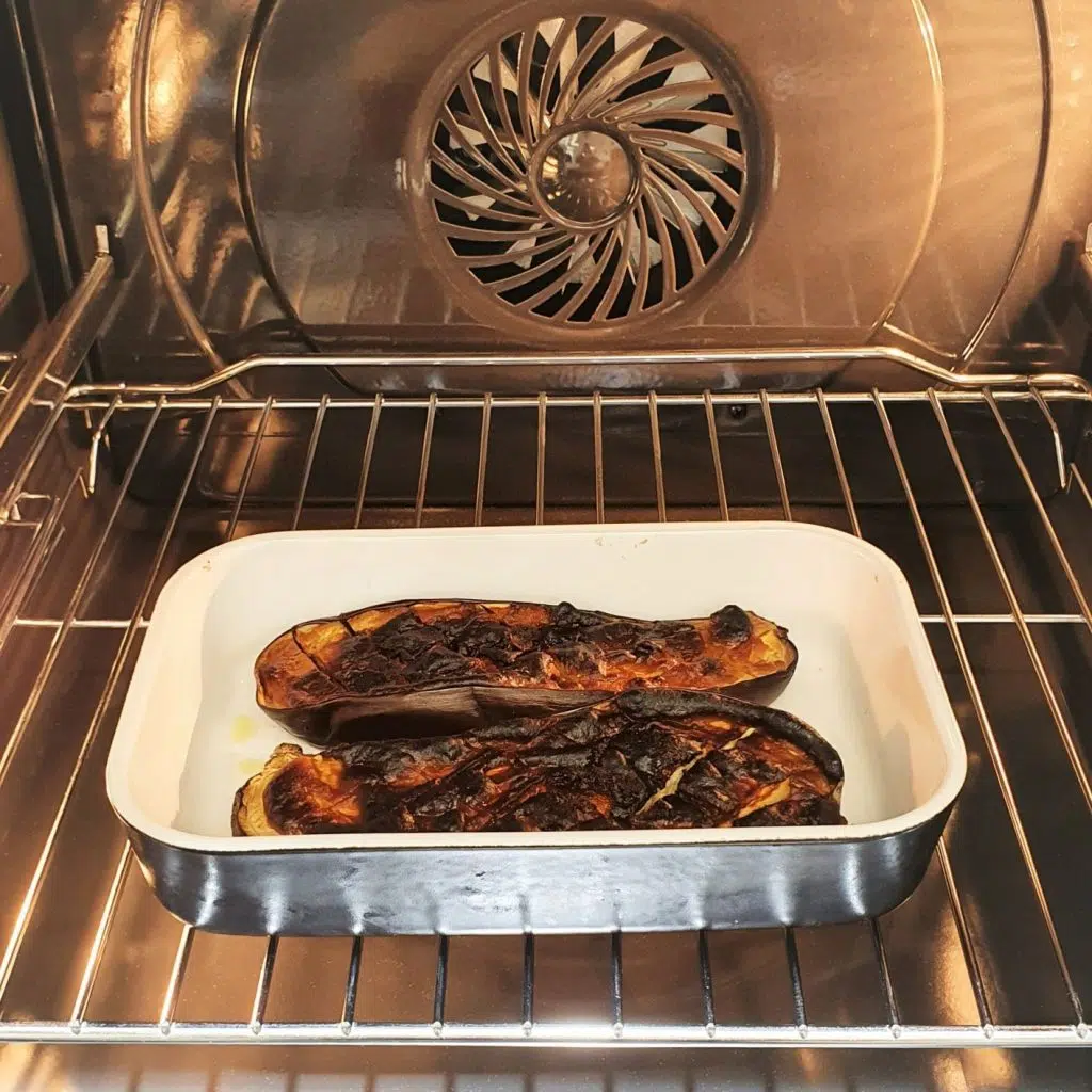 Pieczony bakłażan z pastą miso