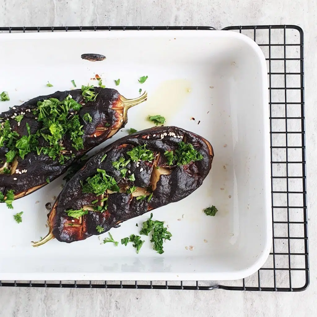 Pieczony bakłażan z pastą miso